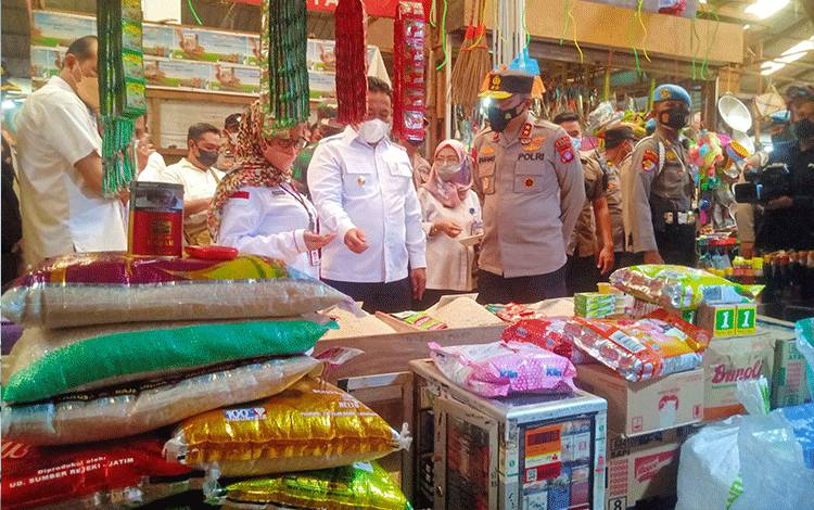 Kapolda Kalteng Bersama Wagub Pantau Stok dan Harga Pangan di Pasar dan Gudang Bulog