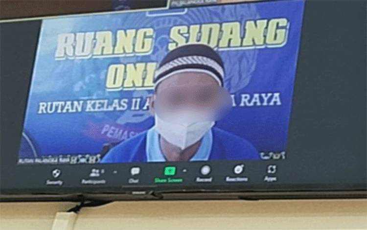 Terdakwa saat menjalani persidangan secara virtual di PN Palangka Raya
