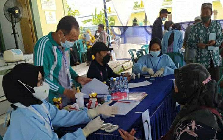 Kegiatan pengecekan kesehatan dan vaksinasi meningitis bagi calon jemaah haji Kabupaten Kapuas tahun 2022.