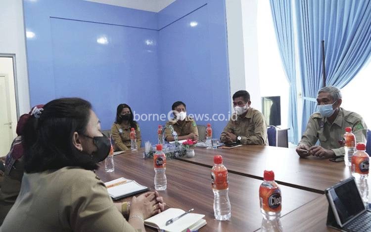 Diskominfosantik Provinsi Kalteng saat melakukan pembinaan Bidang Informasi dan Komunikasi Publik di Diskominfo Kabupaten Sukamara