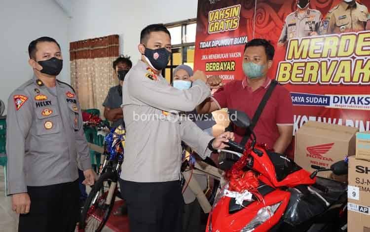 Hadiah Sepeda Motor dari Undian Gebyar Vaksin Presisi Polres Kobar Diserahkan kepada Pemenang