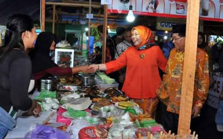 Bupati Kobar, Nurhidayah didampingi H Ruslan meninjau Pasar Ramadan sebelum pandemi Covid-19
