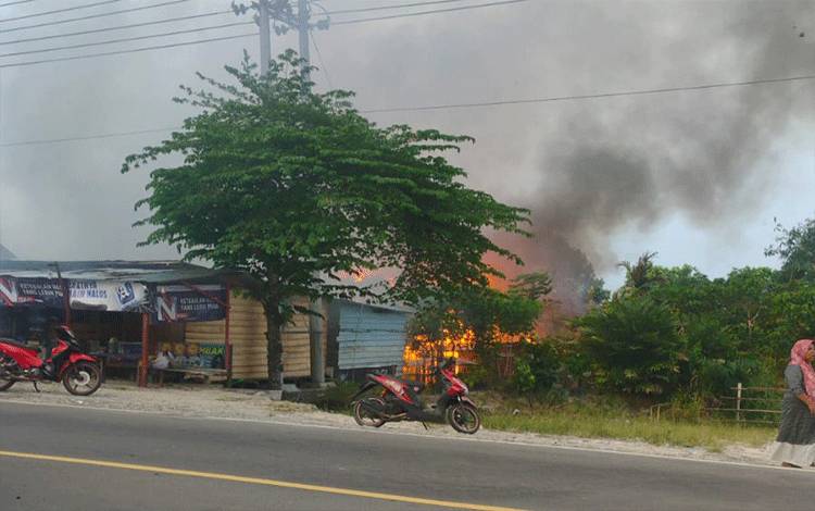 Tersambar Petir, Rumah Warga Kelurahan Baru Terbakar