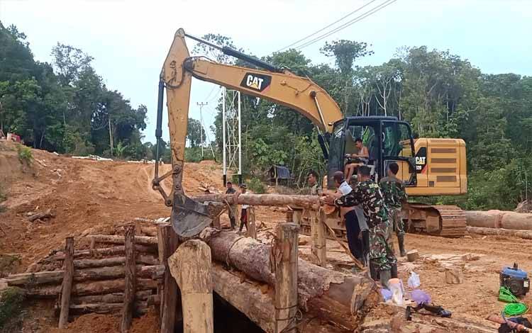Anggota Koramil Lahei Bersama Warga Gotong Royong Buat Jembatan