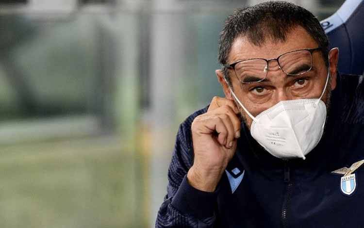 Pelatih kepala Lazio Maurizio Sarri saat mendampingi timnya menghadapi Salernitana dalam pertandingan Liga Italia di Stadion Olimpico, Roma, Italia, pada 7 November 2021.