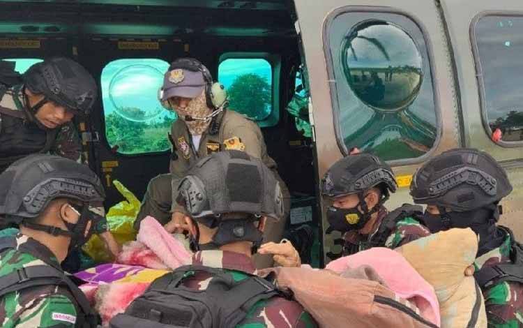 Dokumentasi pemindahan jenazah anggota TNI AD korban kelompok bersenjata Papua. Foto menunjukkan dua anggota TNI AD korban penembakan kelompok bersenjata di Kabupaten Puncak, Senin (21/2) diterbangkan ke Timika menggunakan helikopter EC-725 Caracal TNI AU.
