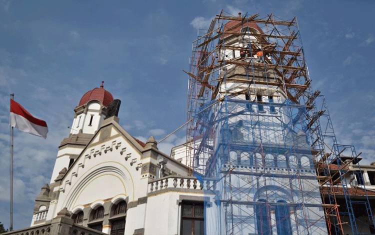 Sejumlah pekerja melakukan perawatan bangunan cagar budaya Lawang Sewu di kawasan Tugu Muda, Semarang, Jawa Tengah, Jumat (2/11/2018). Bangunan yang didirikan sejak 1904 dan awalnya merupakan kantor Perusahaan Kereta Api milik kolonial Belanda (NIS) tersebut saat ini menjadi destinasi wisata sejarah favorit di Semarang, khususnya soal perkeretaapian. ANTARA FOTO/Aditya Pradana Putra/wsj. (ANTARA FOTO/ADITYA PRADANA PUTRA)