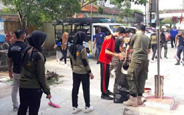 Ciptakan Lingkungan Kerja Nyaman, Satpol PP dan Damkar Kapuas Kerja Bakti