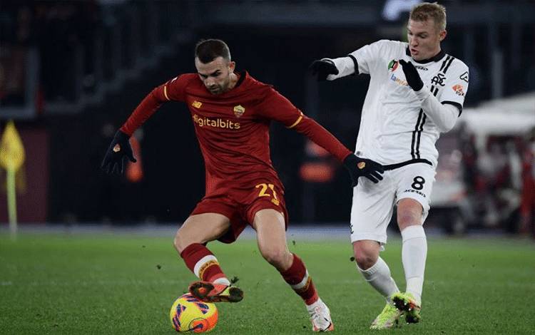Gelandang Spezia Viktor Kovalenko (kanan) berduel dengan striker AS Roma Borja Mayoral dalam pertandingan AS Roma melawan Spezie di Stadion Olimpiade, Roma, 13 Desember 2021. (AFP/FILIPPO MONTEFORTE)