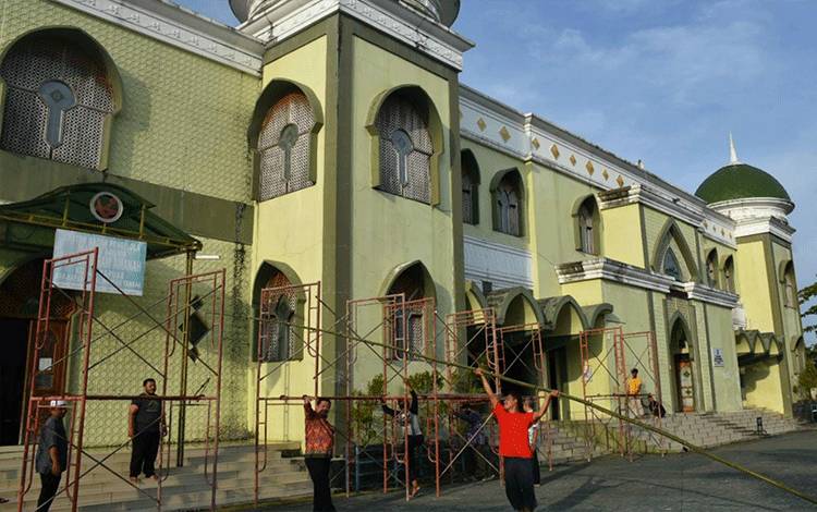 Sambut Ramadan, Pengelola Masjid Agung Al-Mukarram Lakukan Perawatan