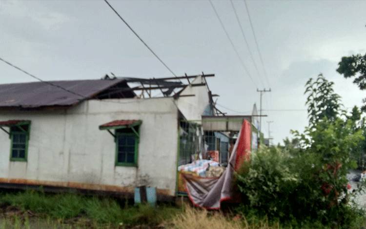 Rumah Warga Desa Rawa Subur Rusak Diterjang Puting Beliung