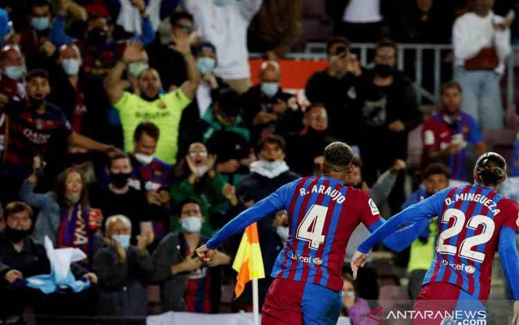 Xavi Desak Barcelona Segera Perpanjang Kontrak Araujo dan Gavi