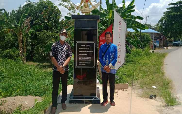 Kepala Desa Sei Asam, Masrawan (kiri)