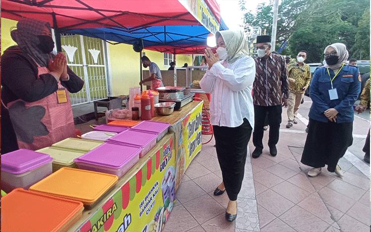 Bupati Kobar Nurhidayah bersama Ketua Karang Taruna Kobar Riska Agustin sedang meninjau Pasar Wadai yang berlokasi di kawasan Stadion Sampuraga, Minggu, 3 April 2022.??