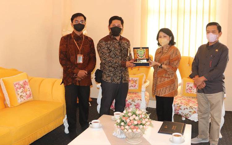 Bupati Pulpis serahkan palakat kepada manajer PLN ULP Pulang Pisau, Jumat (01/04/2022).