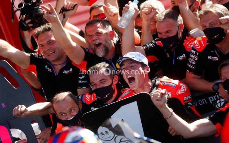 Pebalap tim Aprilia Aleix Espargaro melakuan selebrasi setelah menjuarai Grand Prix Argentina di Sirkuit Termas de Rio Hondo, Minggu (3/4/2022)