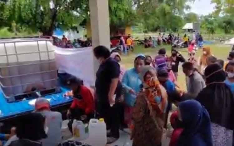 VIDEO: Operasi Pasar Minyak Goreng di Kelurahan Petuk Katimpun