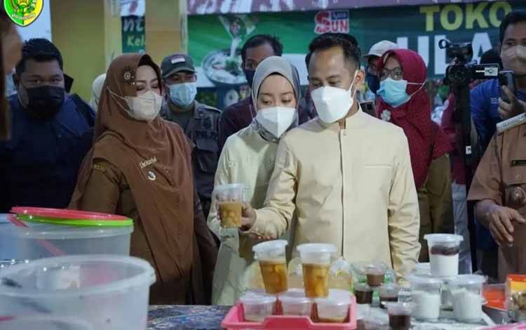 Wali Kota Palangka Raya, Fairid Naparin meninjau pasar Ramadan