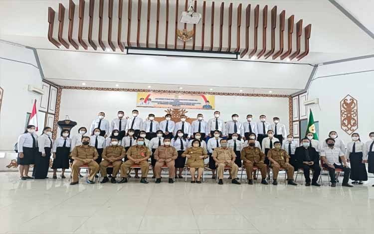 Pesan Wakil Bupati Gunung Mas pada PPPK yang Baru Terima Petikan SK