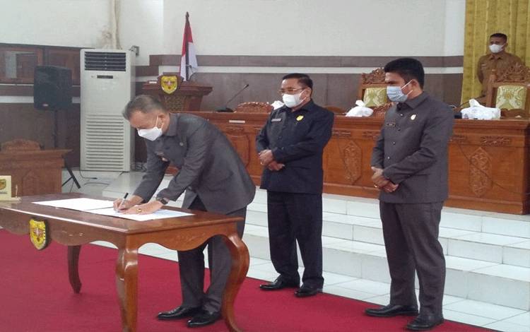 Pemkab Gunung Mas Bersama DPRD Lakukan Penandatanganan Terkait 2 Raperda