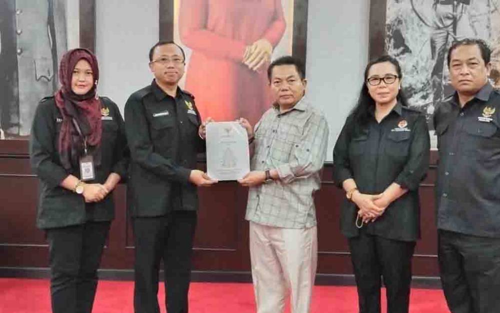 Komisi Informasi Serahkan Laporan Pertanggungjawaban ke Ketua DPRD Kalteng