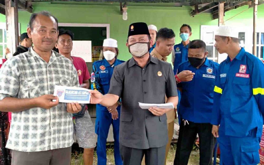 Anggota DPRD Kapuas ini Salurkan Bantuan untuk Korban Kebakaran di Pulau Mambulau