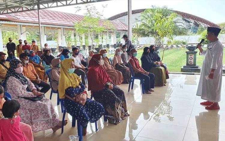 Bupati Seruyan Serahkan Bantuan Program Rumah Tidak Layak Huni
