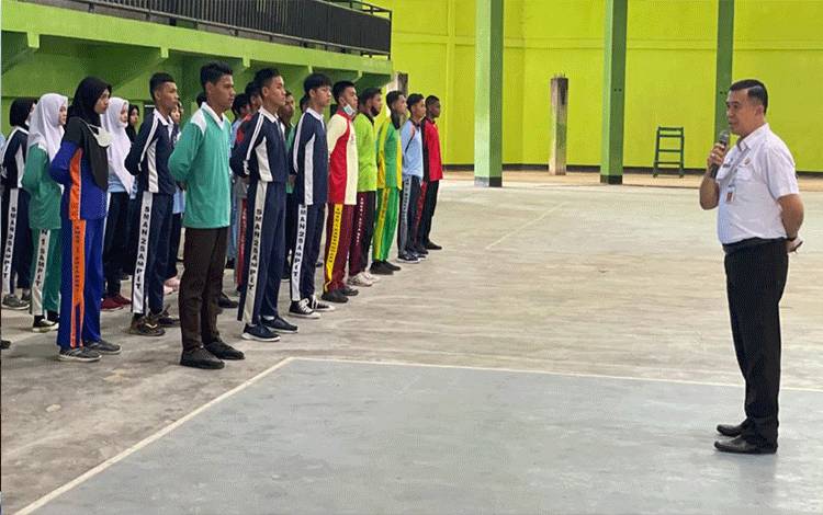 Kepala Dispora Kotim Wim RK Benung saat memberikan sambutannya terhadap para calon Paskibra?Kotim.?