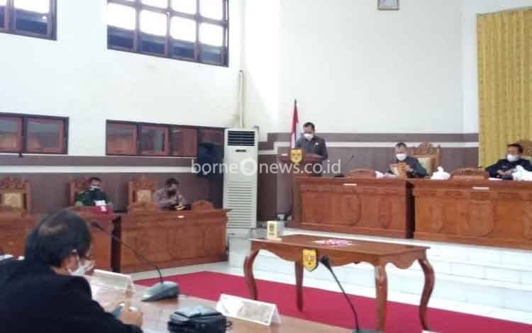 Ketua Badan Pembentukan Peraturan Daerah DPRD Kabupaten Gunung Mas, Evandi saat menyampaikan laporannya terhadap 2 Raperda di rapat paripurna