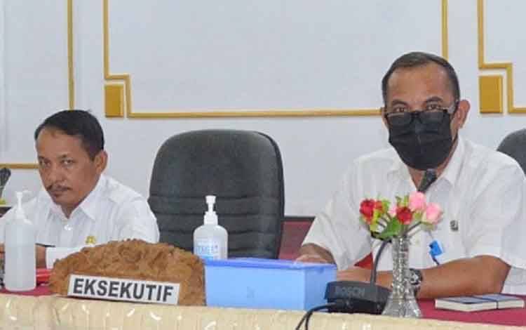 Wakil Bupati Barito Timur Sampaikan Penjelasan Raperda Retribusi PBG