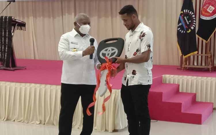 Gubernur Papua Barat Dominggus Mandacan saat memberikan hadiah mobil kepada pesepakbola asal Papua Ricky Kambuaya di kota Sorong