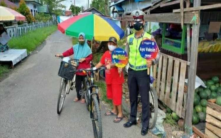 Dispilinkan Penerapan Prokes, Satlantas Polres Kapuas Bagikan Masker