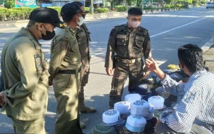 Satpol PP dan Damkar Kapuas Tertibkan Pedagang Berjualan di Trotoar