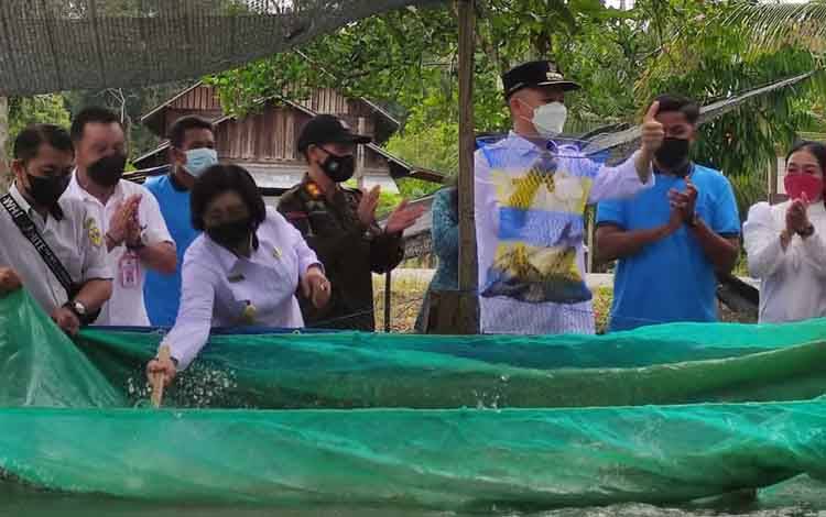 Pemkab Gunung Mas Apresiasi Pembudidaya Ikan Patin di Desa Bereng Jun