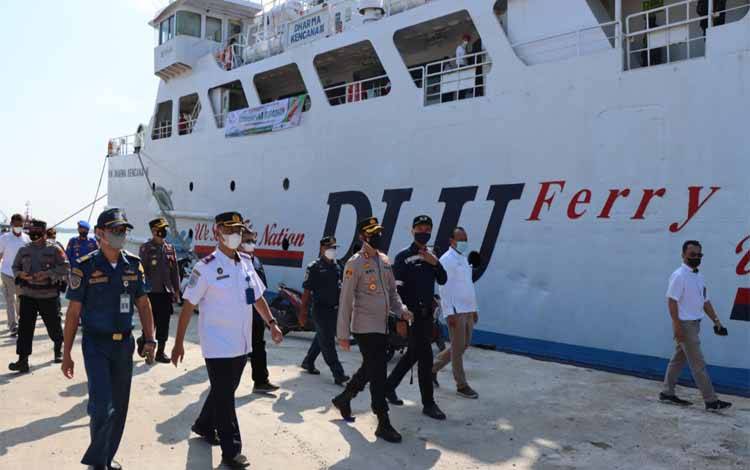Kapolres Kobar Cek Pos Sekat di Pelabuhan Panglima Utar Kumai
