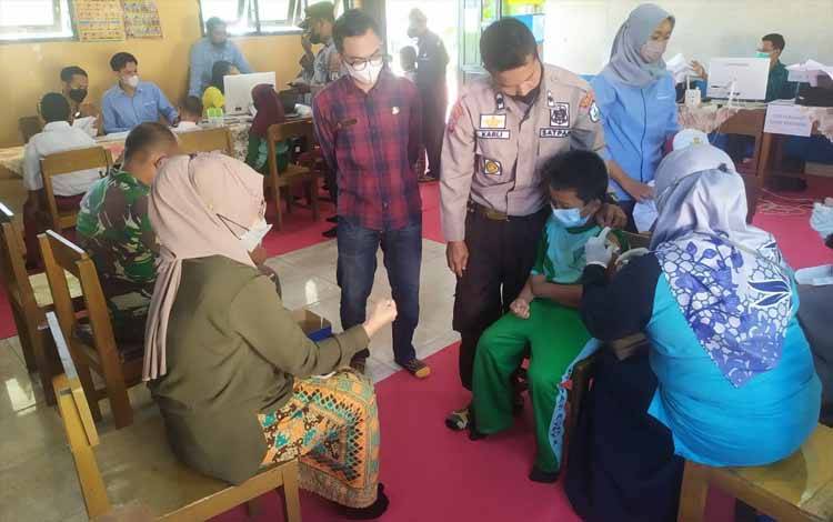 Kades Terawan Pantau Pelaksanaan Vaksinasi untuk Pelajar