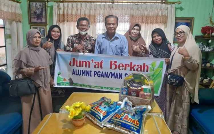 Hargai Jasa Guru, Alumni PGA, MAN dan MTsN Kotim Berikan Kebutuhan Pokok