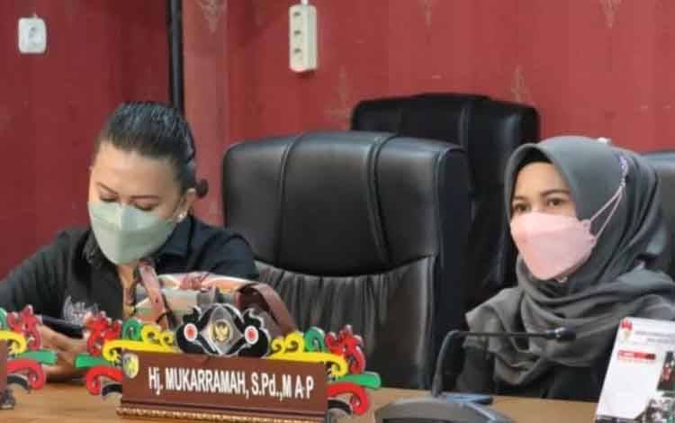 Anggota DPRD Kota Palangka Raya, Mukarramah (kanan) saat mengikuti paripurna