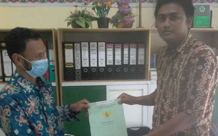 MIN 3 Kapuas Serahkan Sertifikat Tanah ke Kemenag Amankan Aset BMN