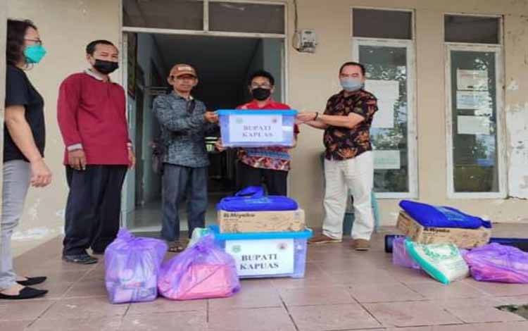 Warga Terdampak Kebakaran Rumah Desa Bamban Raya Terima Bantuan