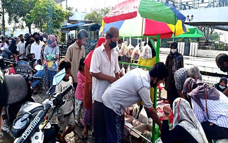 Komunitas Jumat Sedekah (KJS) seusai membungkus dan membagikan sedekah hasil dari donasi dan bantuan dari warga Muara Teweh, Jumat 8 April 2022
