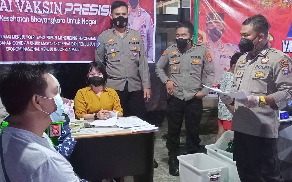 Polres Barito Timur Gelar Vaksinasi Malam Hari di Masjid Ar-Rahman