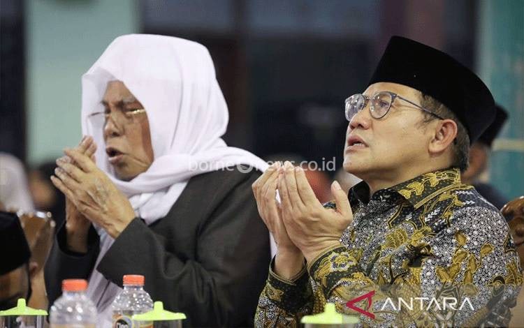 Arsif foto - Wakil Ketua DPR sekaligus Ketua Umum PKB Muhaimin Iskandar (kanan) bersama KH Nurul Huda Djazuli (kiri) di Pondok Pesantren Al-Falah Ploso, Kediri, Jawa Timur, Selasa (8/3/2022) malam. ANTARA/HO-Humas PKB