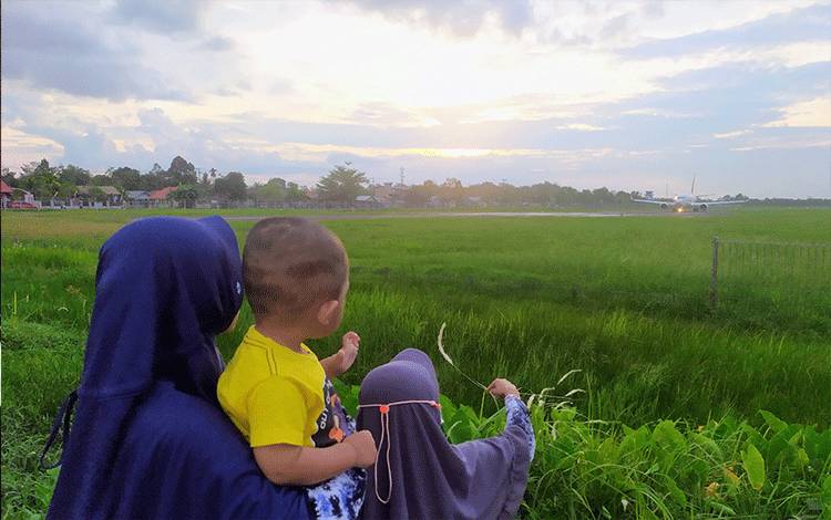 Ujung Landasan Bandara Masih Jadi Tempat Alternatif Ngabuburit Favorit di Sampit