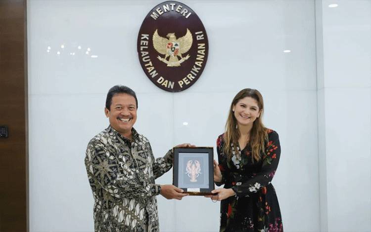 Menteri Kelautan dan Perikanan RI Sakti Wahyu Trenggono (kiri) menerima kunjungan Menteri Luar Negeri Panama Erika Mouynes (kanan) di Kantor Kementerian Kelautan dan Perikanan (KKP), Jumat (8/4/2022). ANTARA/HO-KKP
