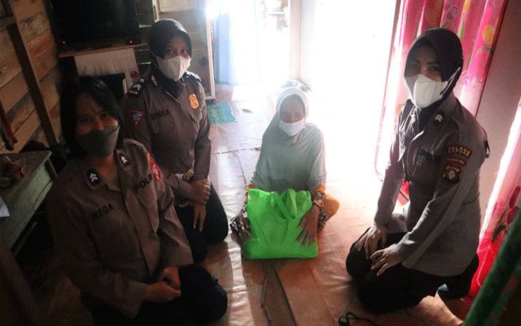 Polwan Polres Kapuas Berbagi Sembako di Bulan Ramadan