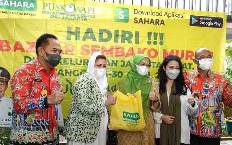 Pembukaan bazar Ramadhan di RPTRA Kampung Budaya, Utan Panjang, Jakarta Pusat oleh Wakil Wali Kota Jakarta Pusat Irwandi (kiri). (foto : ANTARA/HO-Inkowapi)