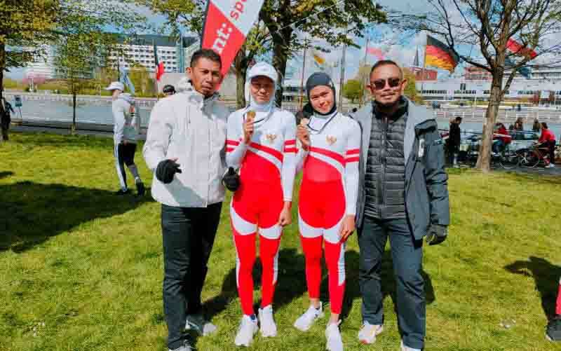 Melani Putri (kedua dari kiri) dan Mutiara Rahma Putri meraih medali emas pada nomor LW2 kejuaraan Ghent Spring Rowing Regatta di Belgia pada Sabtu (9/4/2022). Secara keseluruhan, pada hari pertama, skuad Merah Putih mengantongi empat medali emas dan dua perak. (foto : ANTARA/HO-PODSI)