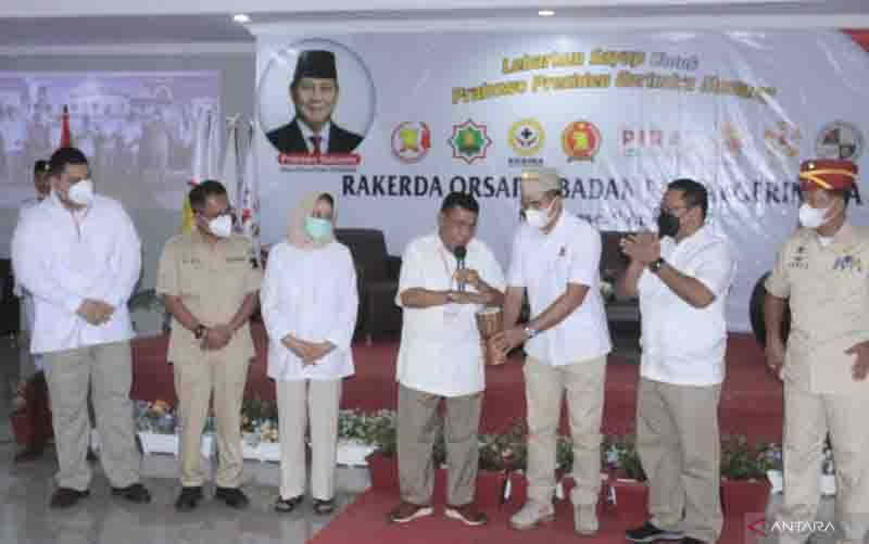 Ketua DPD Gerindra NTT Esthon Foenay (keempat kanan) saat membuka Rakerda Orsap Soft Opening Sekretariat Bersama (Orsap) Gerindra di Kupang. (foto : ANTARA/Kornelis Kaha)