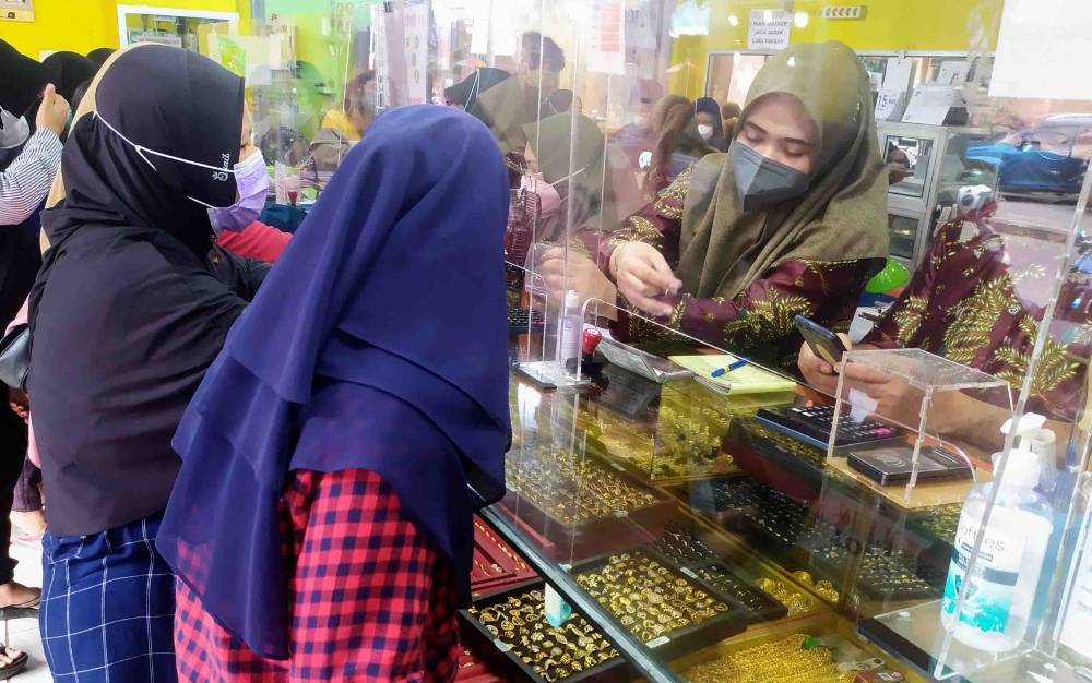 Suasana jual beli pada salah satu toko emas di PPM Sampit.
